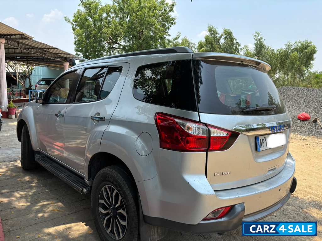 Silver Isuzu mu-X 4X4