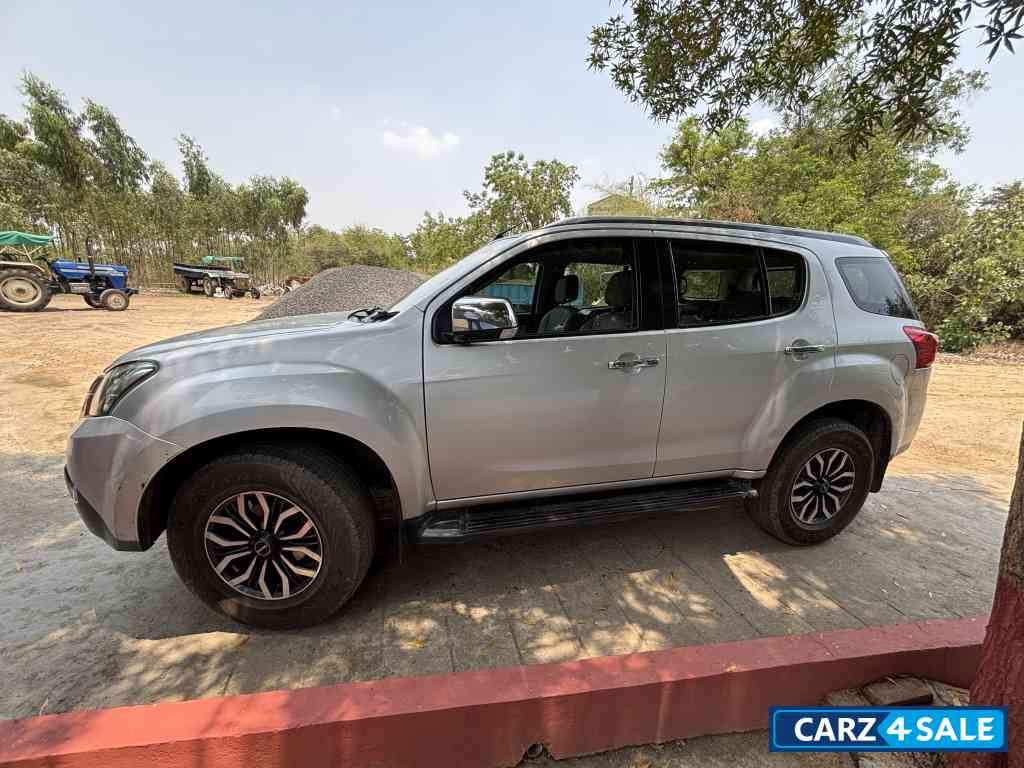 Silver Isuzu mu-X 4X4