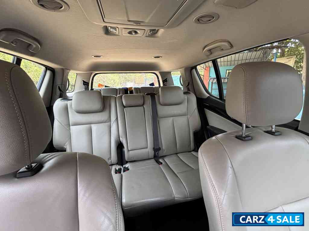 Silver Isuzu mu-X 4X4