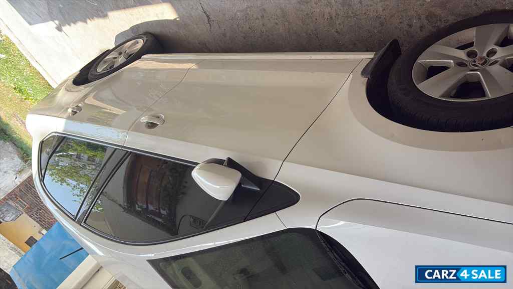 White Skoda Rapid Ambition White Skoda Rapid Ambition