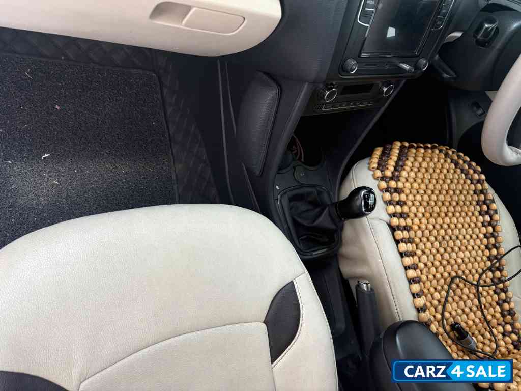 White Skoda Rapid Ambition White Skoda Rapid Ambition