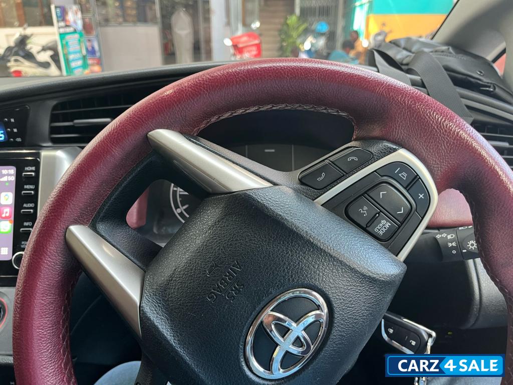 Pearlwhite Toyota Innova CRYSTA