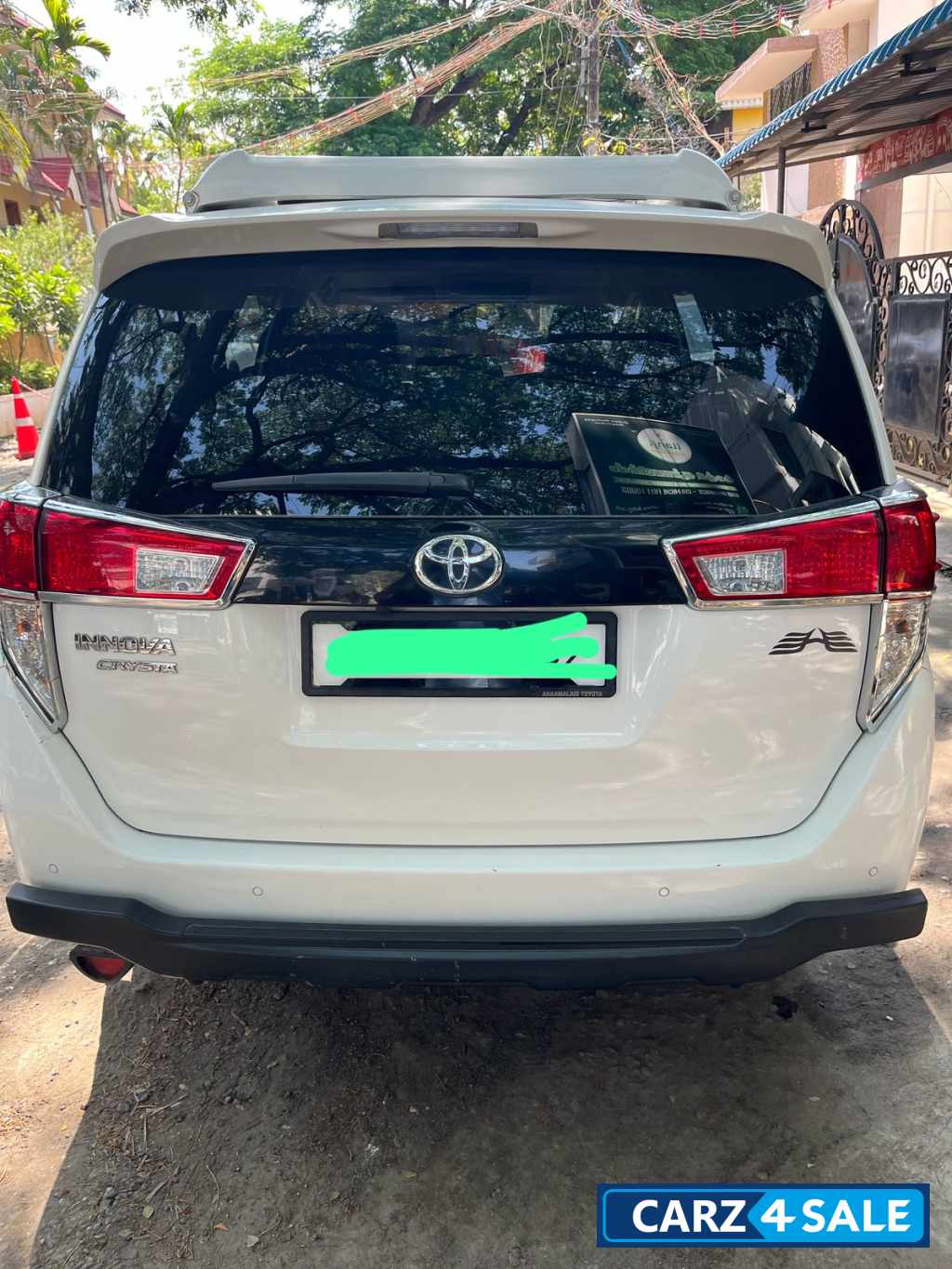 Pearlwhite Toyota Innova CRYSTA