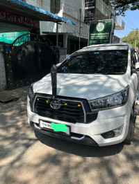 Pearlwhite Toyota Innova CRYSTA