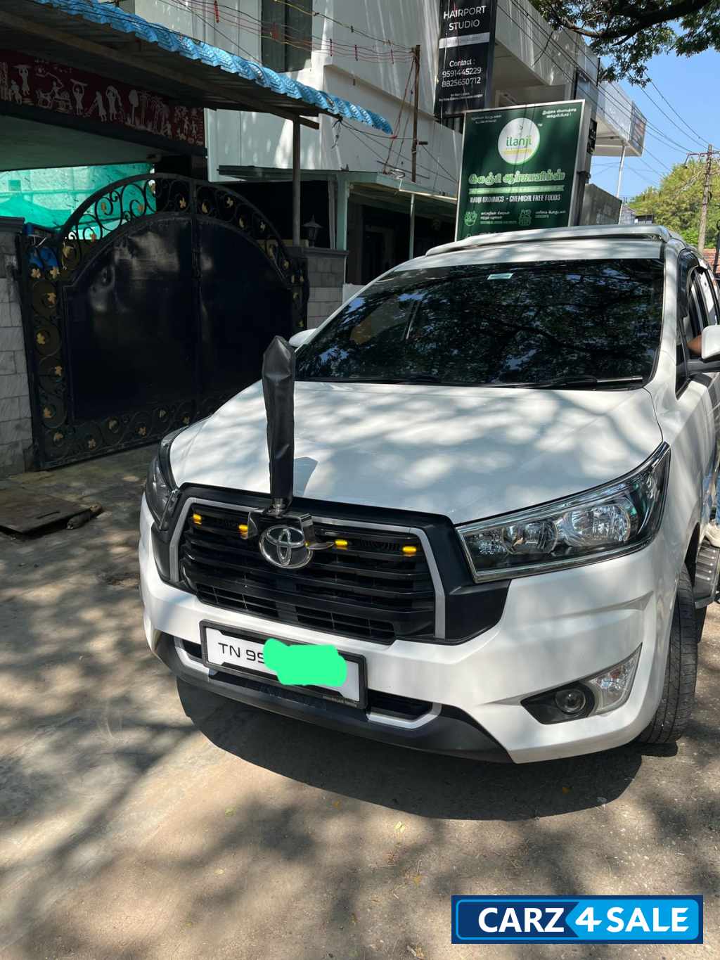 Pearlwhite Toyota Innova CRYSTA