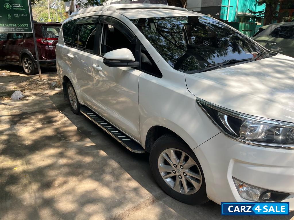 Pearlwhite Toyota Innova CRYSTA