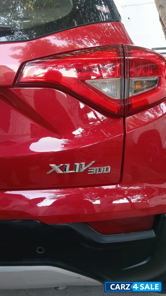 Mahindra XUV300 W8