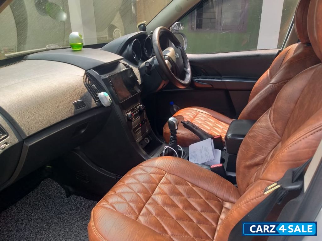 White Mahindra XUV 500 W5 Diesel White Mahindra XUV 500 W5 Diesel