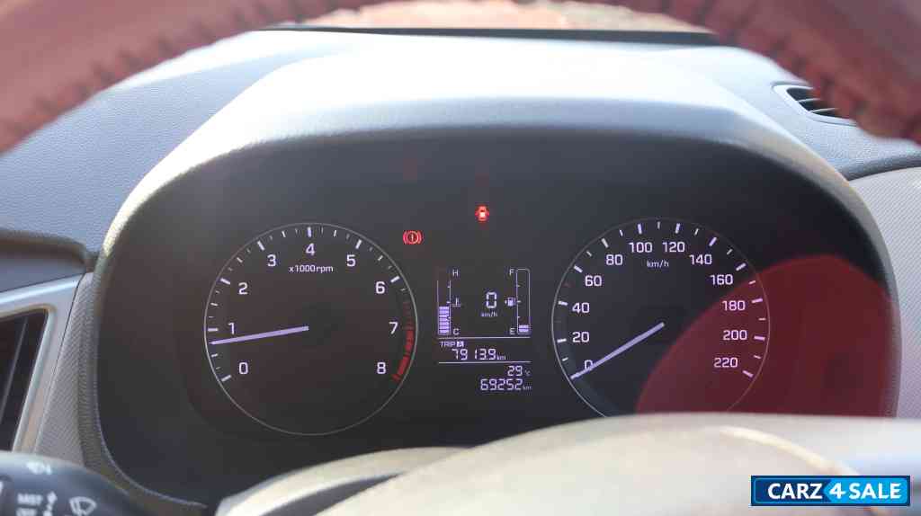 Red Hyundai Creta 1.6 SX +