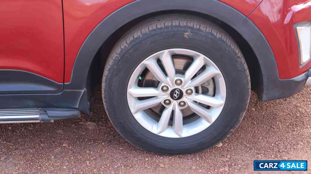 Red Hyundai Creta 1.6 SX +