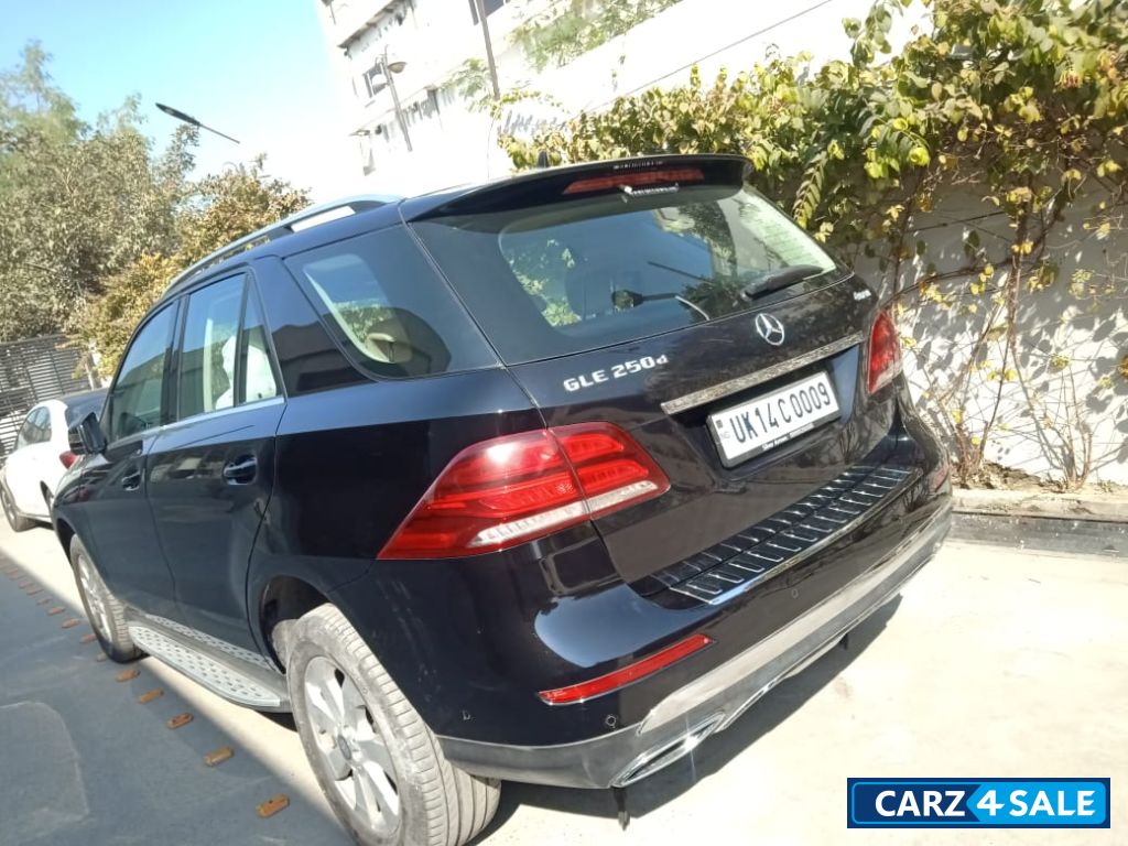 Black Mercedes-Benz GLE 250D