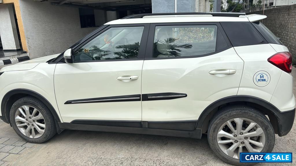 Pearl White Mahindra XUV300 W8 (18650km)