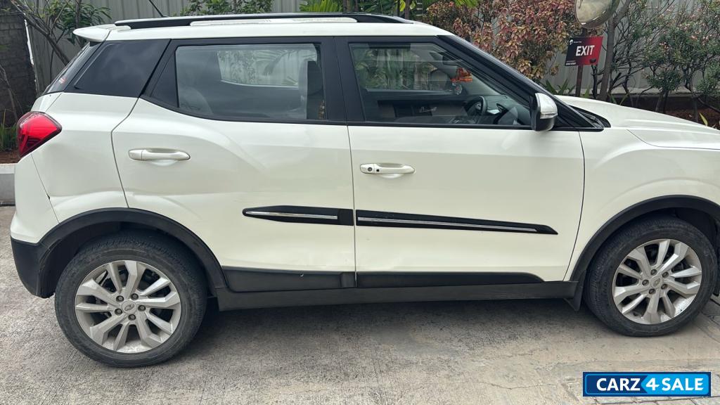 Pearl White Mahindra XUV300 W8 (18650km)
