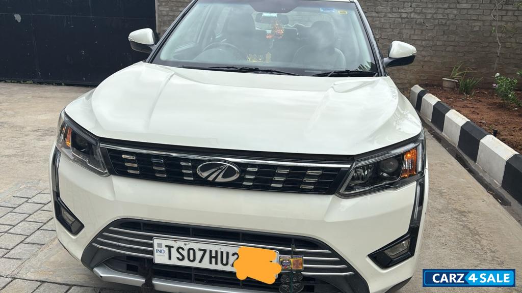 Pearl White Mahindra XUV300 W8 (18650km)