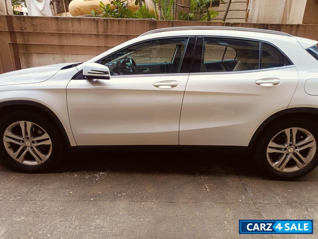 White Mercedes-Benz GLA Gla 200 sports