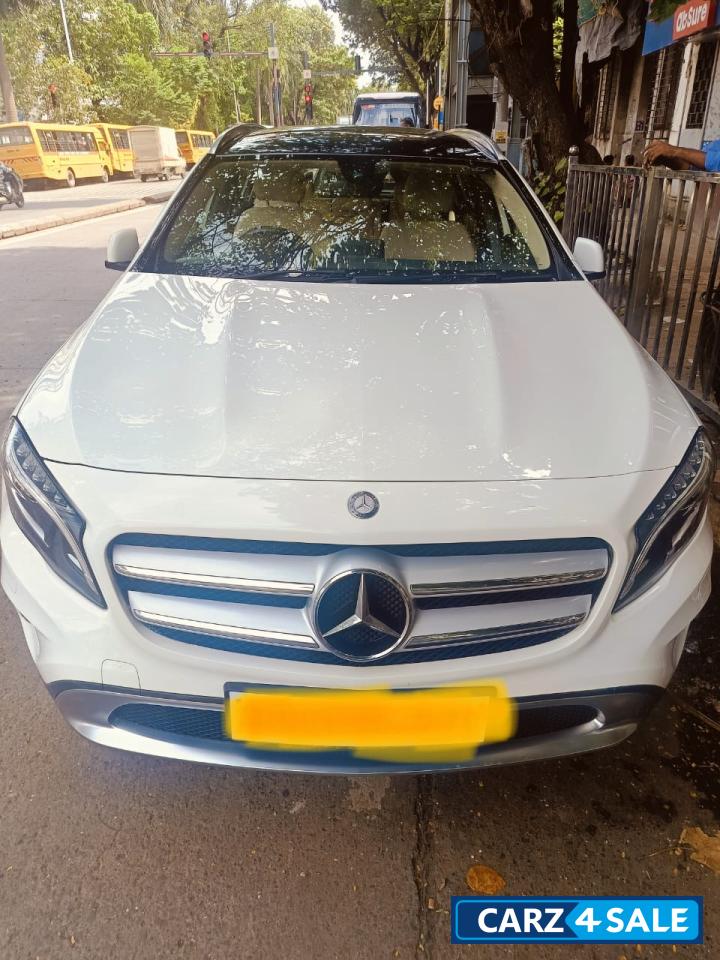 White Mercedes-Benz GLA Gla 200 sports