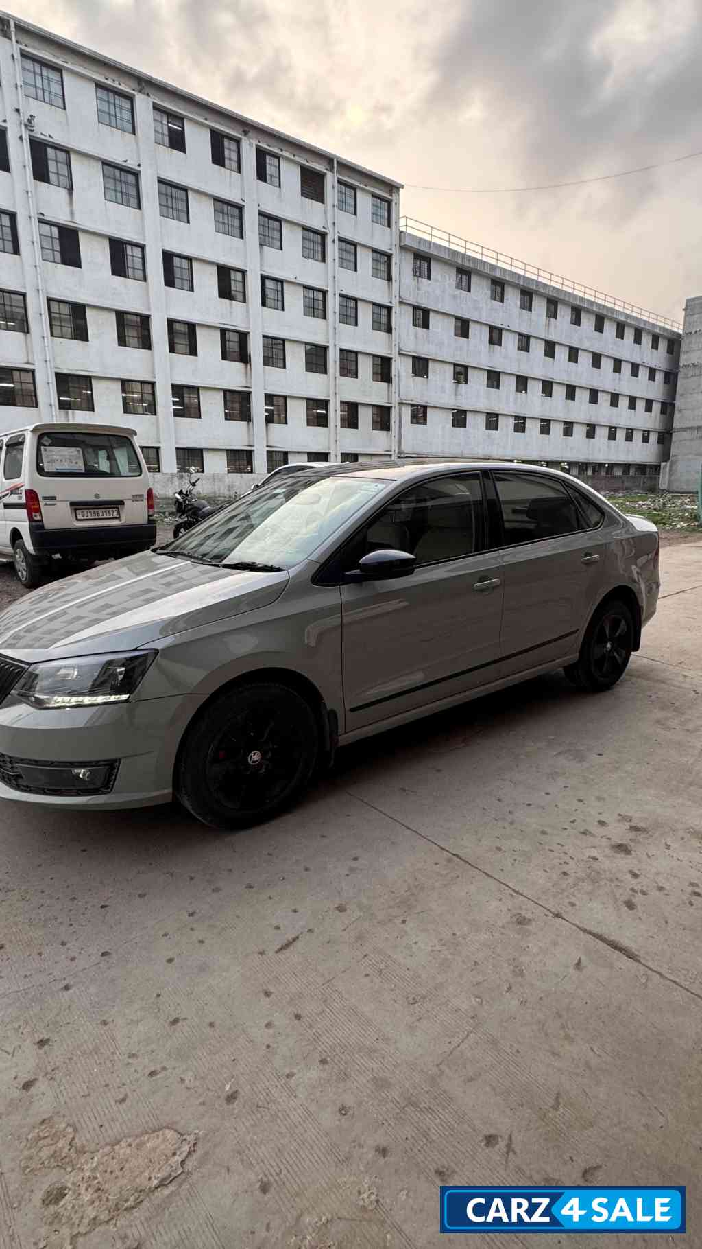 Nardo Grey Skoda Rapid style+ DSG AUTO NARDO GREEY SKODA ORIZNAL 1 car limited