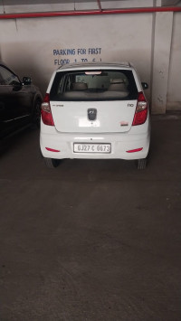 White Hyundai i10 1.1 sports