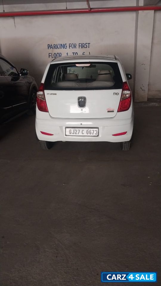 White Hyundai i10 1.1 sports