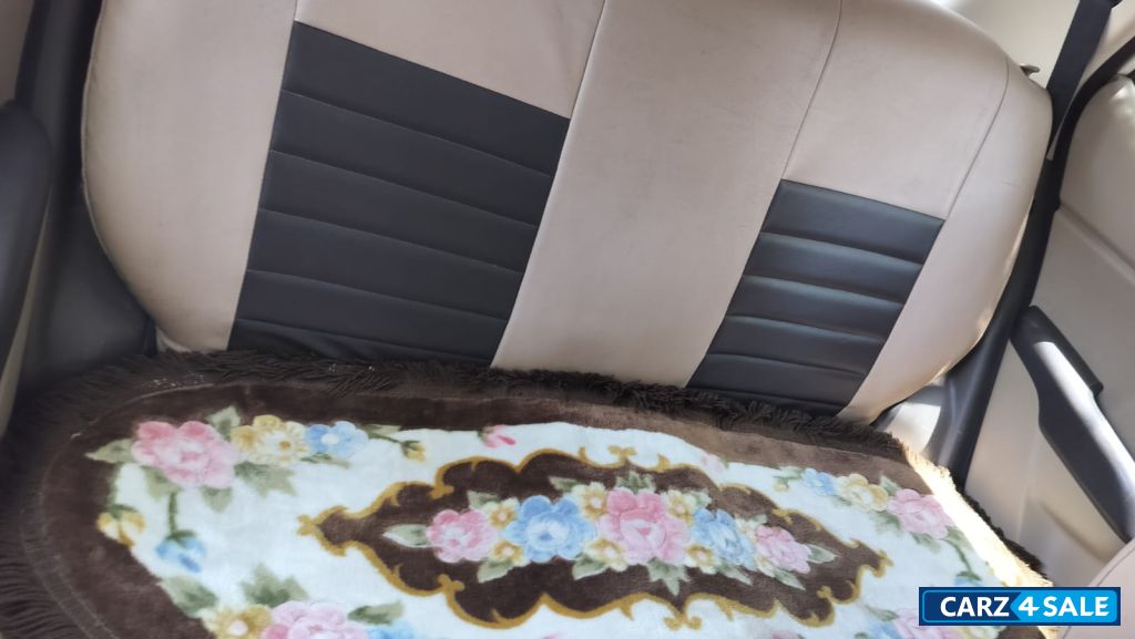 White Hyundai i10 1.1 sports