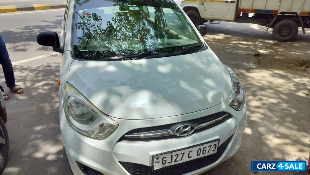 White Hyundai i10 1.1 sports