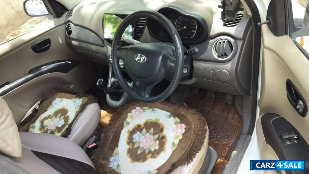 White Hyundai i10 1.1 sports