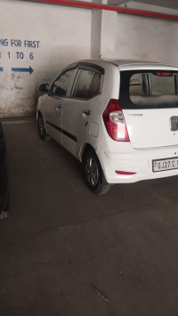 White Hyundai i10 1.1 sports