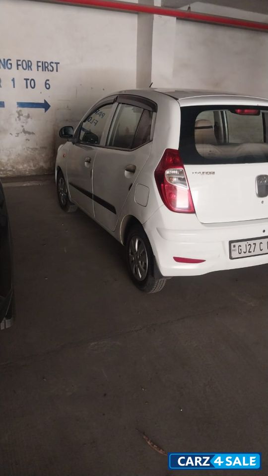 White Hyundai i10 1.1 sports