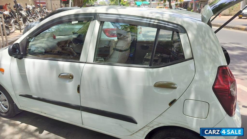 White Hyundai i10 1.1 sports