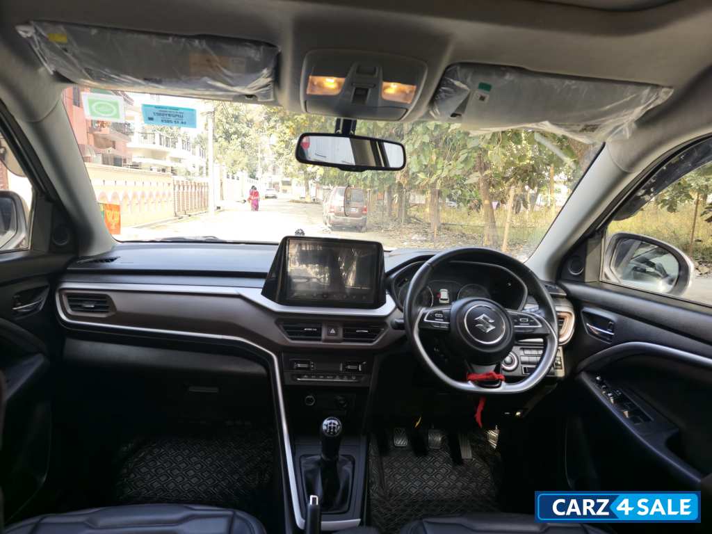 White Maruti Suzuki Vitara Brezza Zxi plus White Maruti Suzuki Vitara Brezza Zxi plus