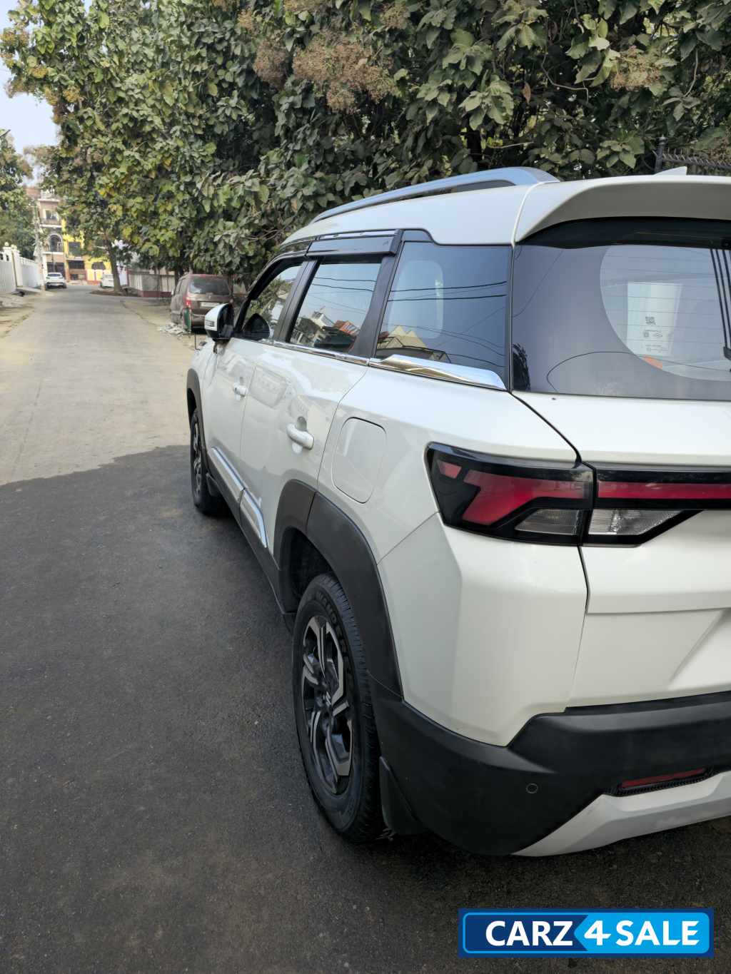 White Maruti Suzuki Vitara Brezza Zxi plus White Maruti Suzuki Vitara Brezza Zxi plus