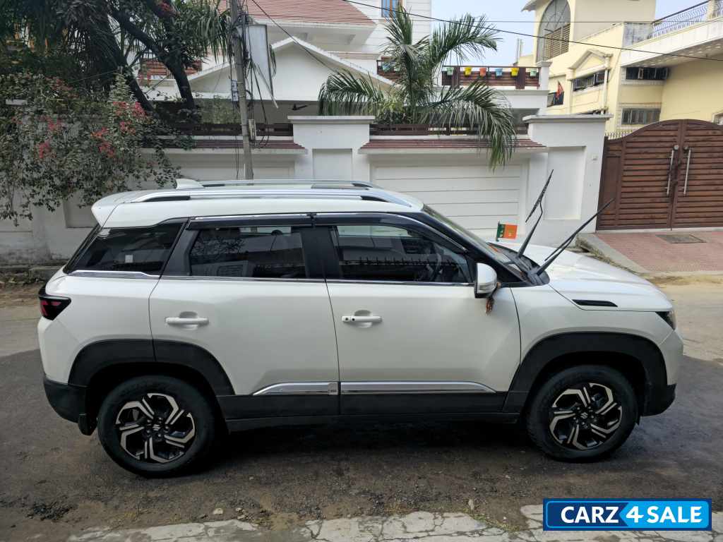 White Maruti Suzuki Vitara Brezza Zxi plus White Maruti Suzuki Vitara Brezza Zxi plus