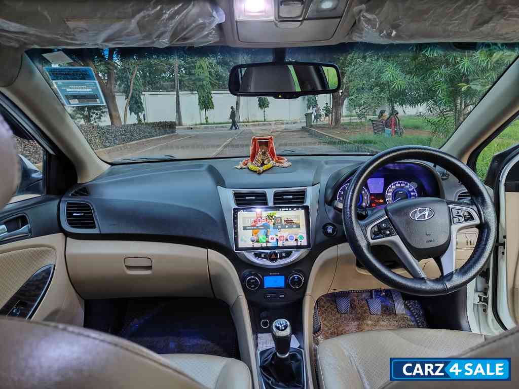 White Hyundai Verna Verna Fluidic VTVT SX (O) White Hyundai Verna Verna Fluidic VTVT SX (O)