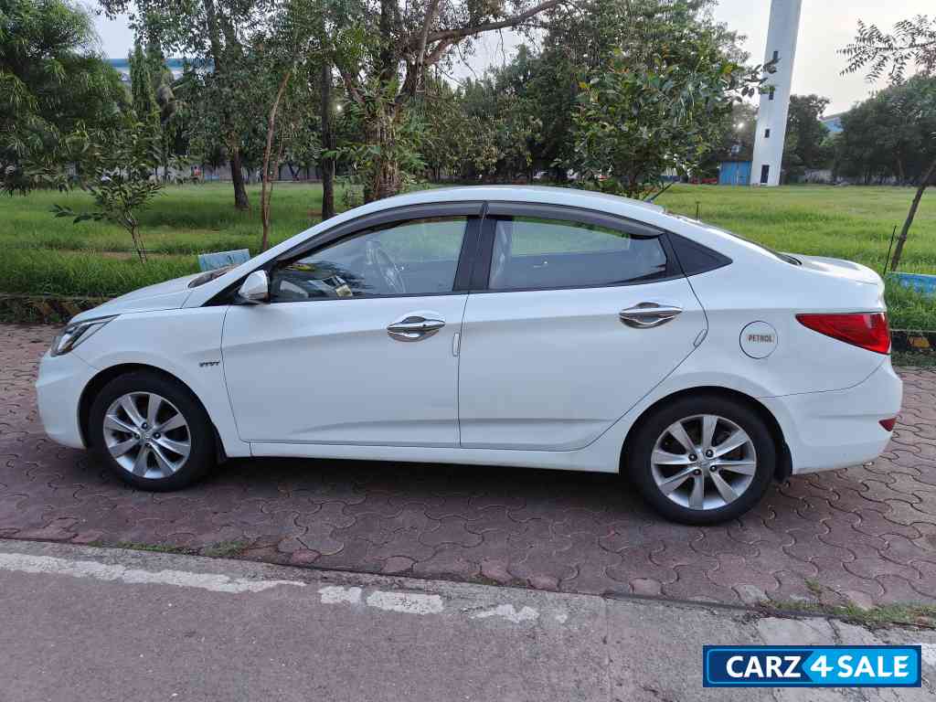 White Hyundai Verna Verna Fluidic VTVT SX (O) White Hyundai Verna Verna Fluidic VTVT SX (O)