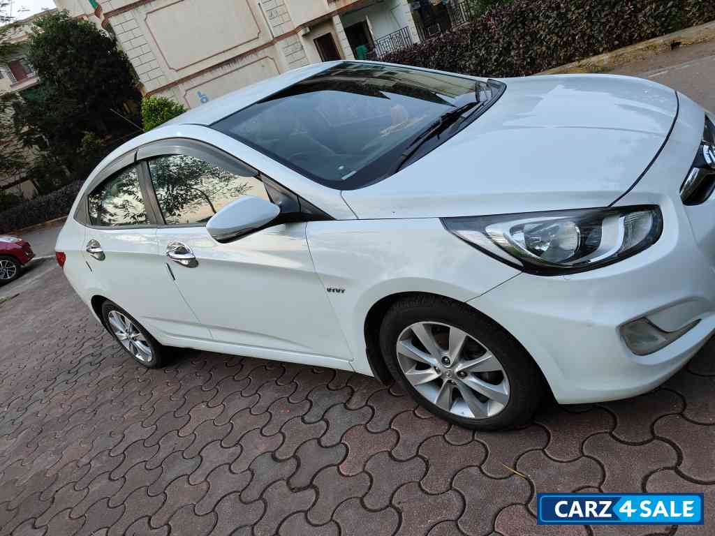 White Hyundai Verna Verna Fluidic VTVT SX (O) White Hyundai Verna Verna Fluidic VTVT SX (O)