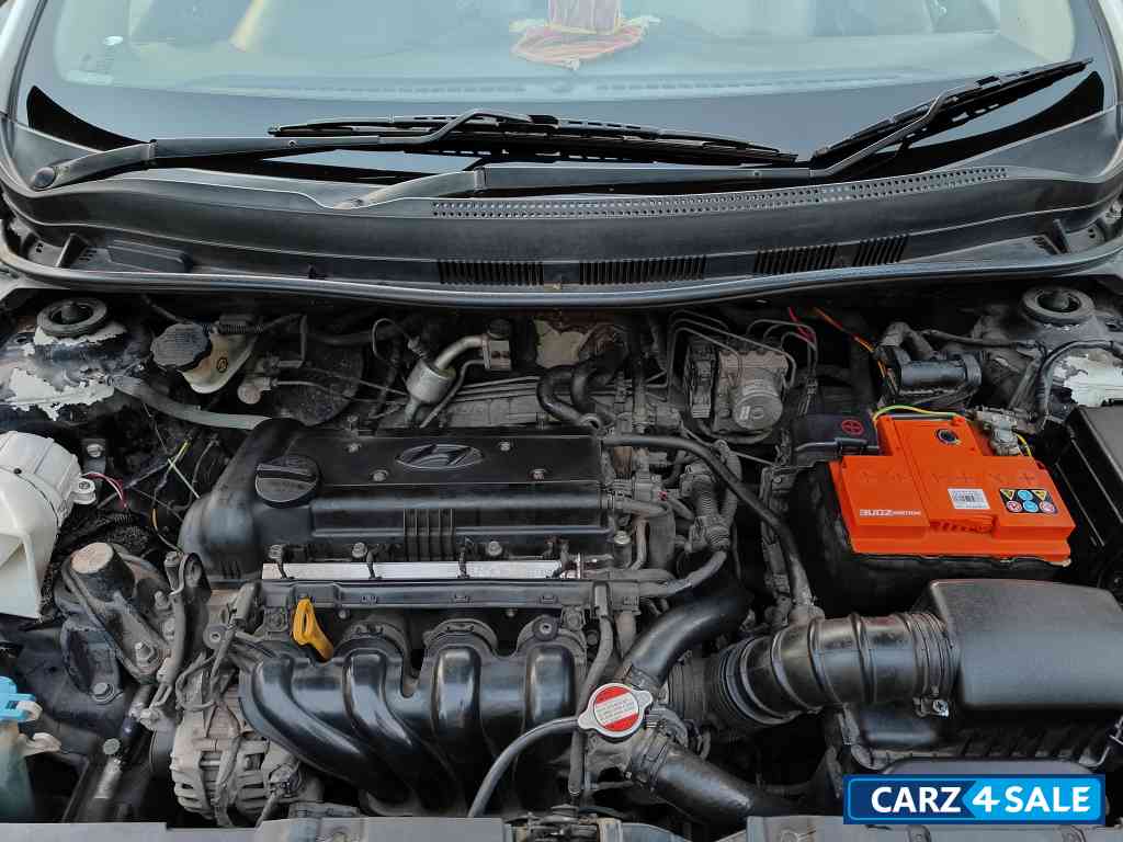 White Hyundai Verna Verna Fluidic VTVT SX (O) White Hyundai Verna Verna Fluidic VTVT SX (O)