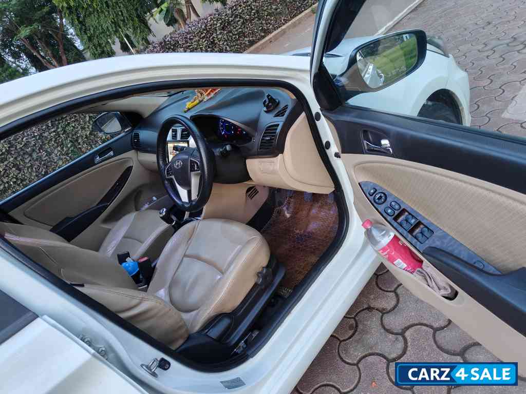 White Hyundai Verna Verna Fluidic VTVT SX (O) White Hyundai Verna Verna Fluidic VTVT SX (O)