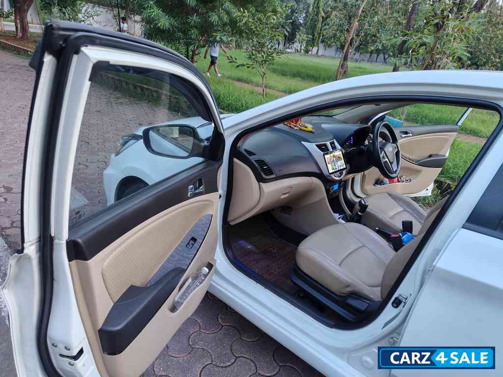 White Hyundai Verna Verna Fluidic VTVT SX (O) White Hyundai Verna Verna Fluidic VTVT SX (O)