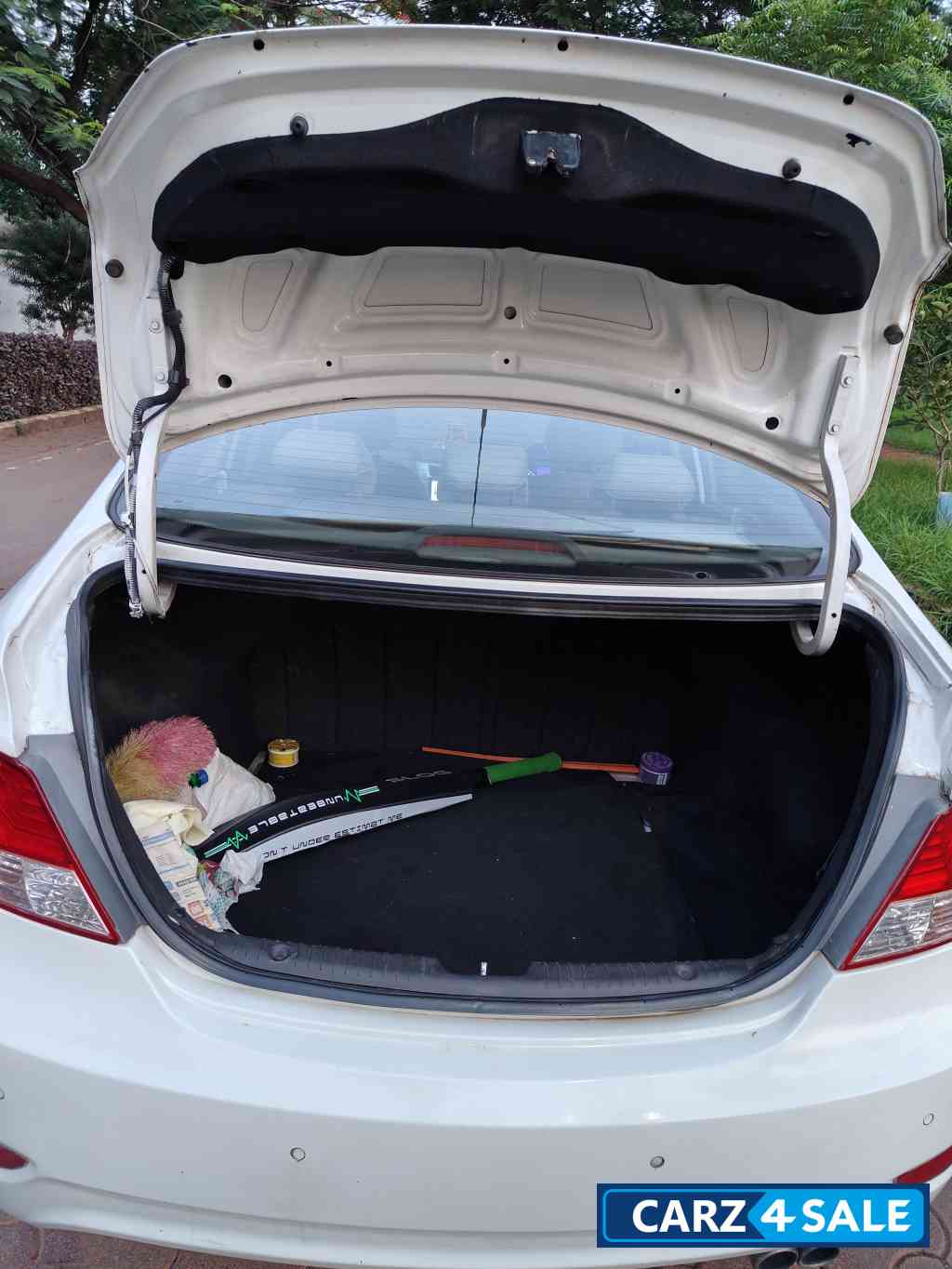 White Hyundai Verna Verna Fluidic VTVT SX (O) White Hyundai Verna Verna Fluidic VTVT SX (O)