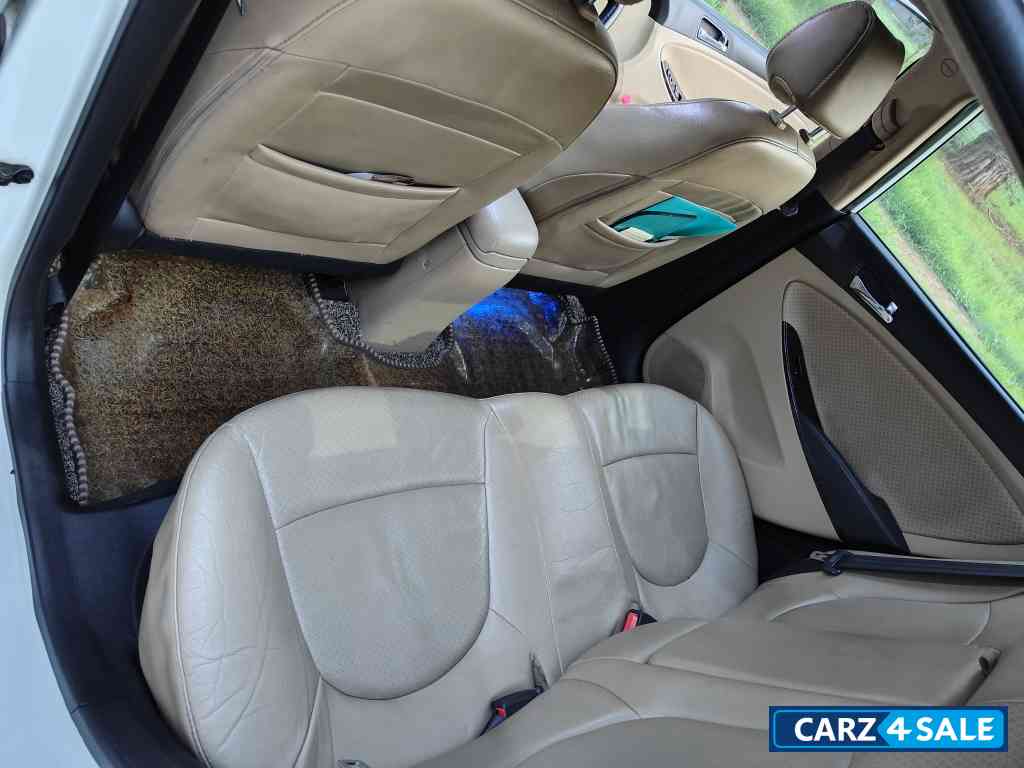 White Hyundai Verna Verna Fluidic VTVT SX (O) White Hyundai Verna Verna Fluidic VTVT SX (O)