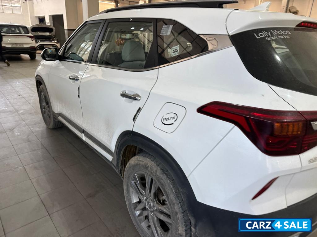 White Kia Seltos 1.5 HTX IVT