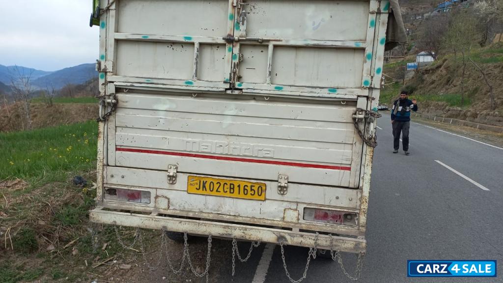 White Mahindra  Bolero pickup