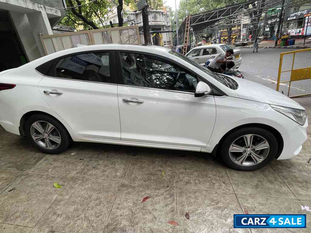 White Hyundai Verna sx