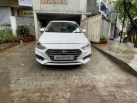 White Hyundai Verna sx