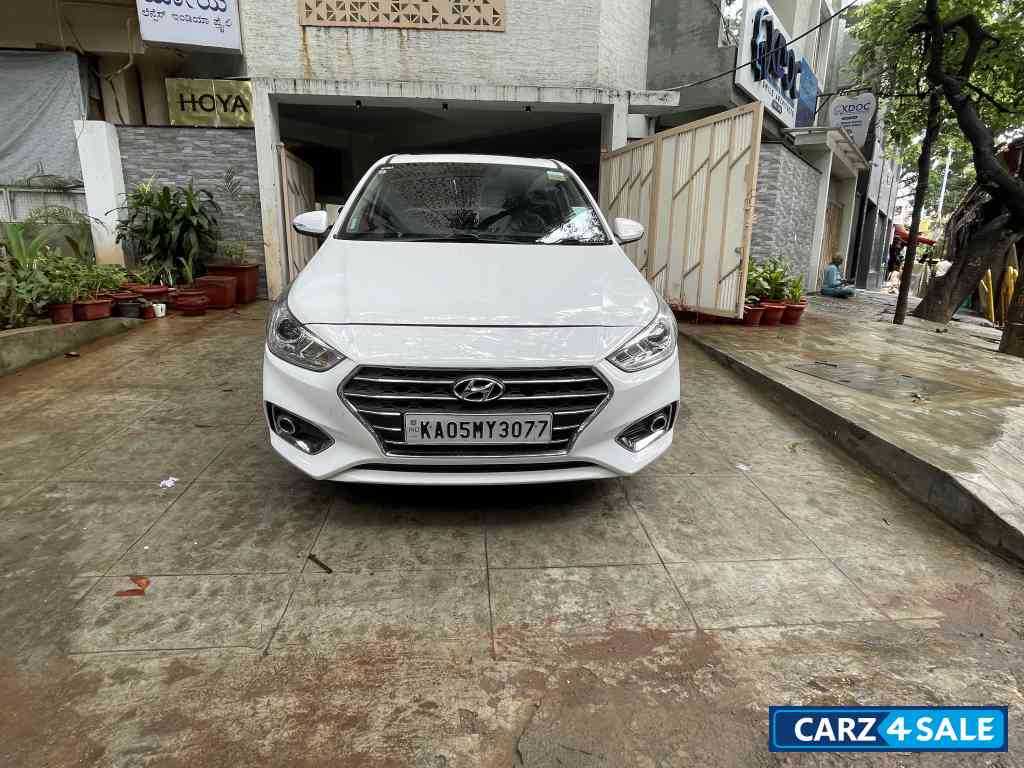 White Hyundai Verna sx