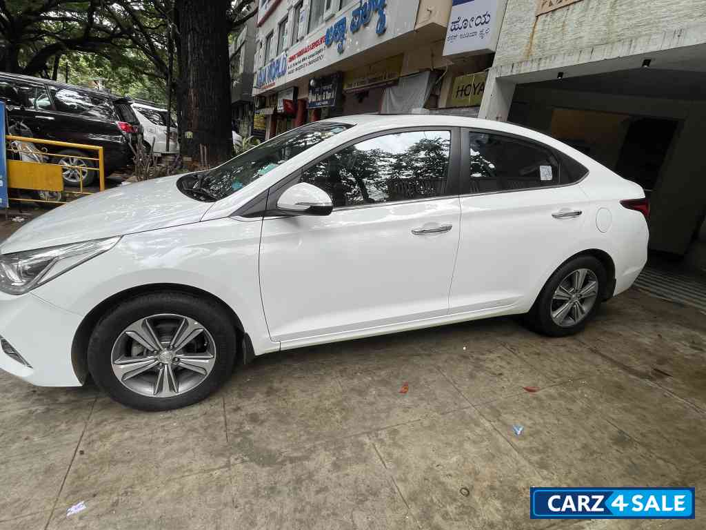 White Hyundai Verna sx