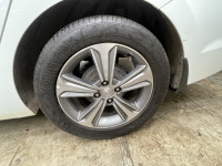 White Hyundai Verna sx