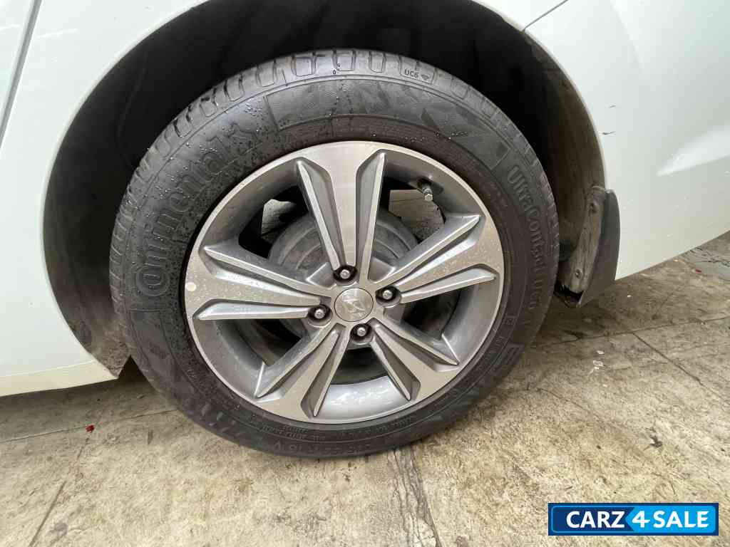 White Hyundai Verna sx