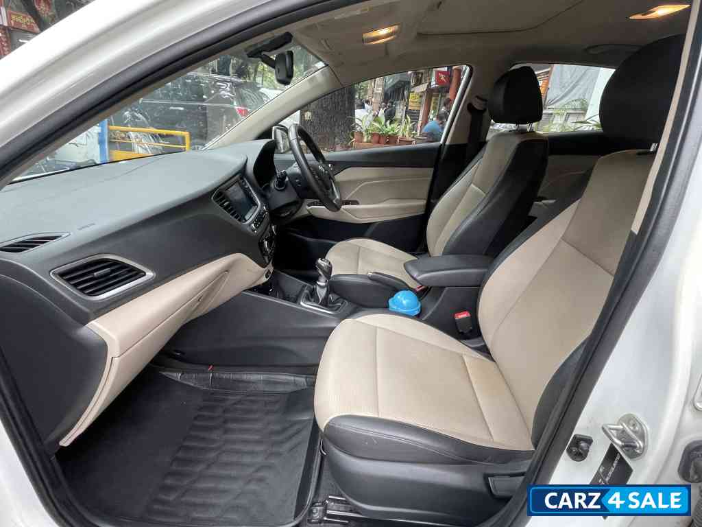 White Hyundai Verna sx