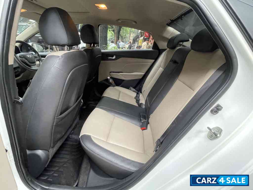 White Hyundai Verna sx